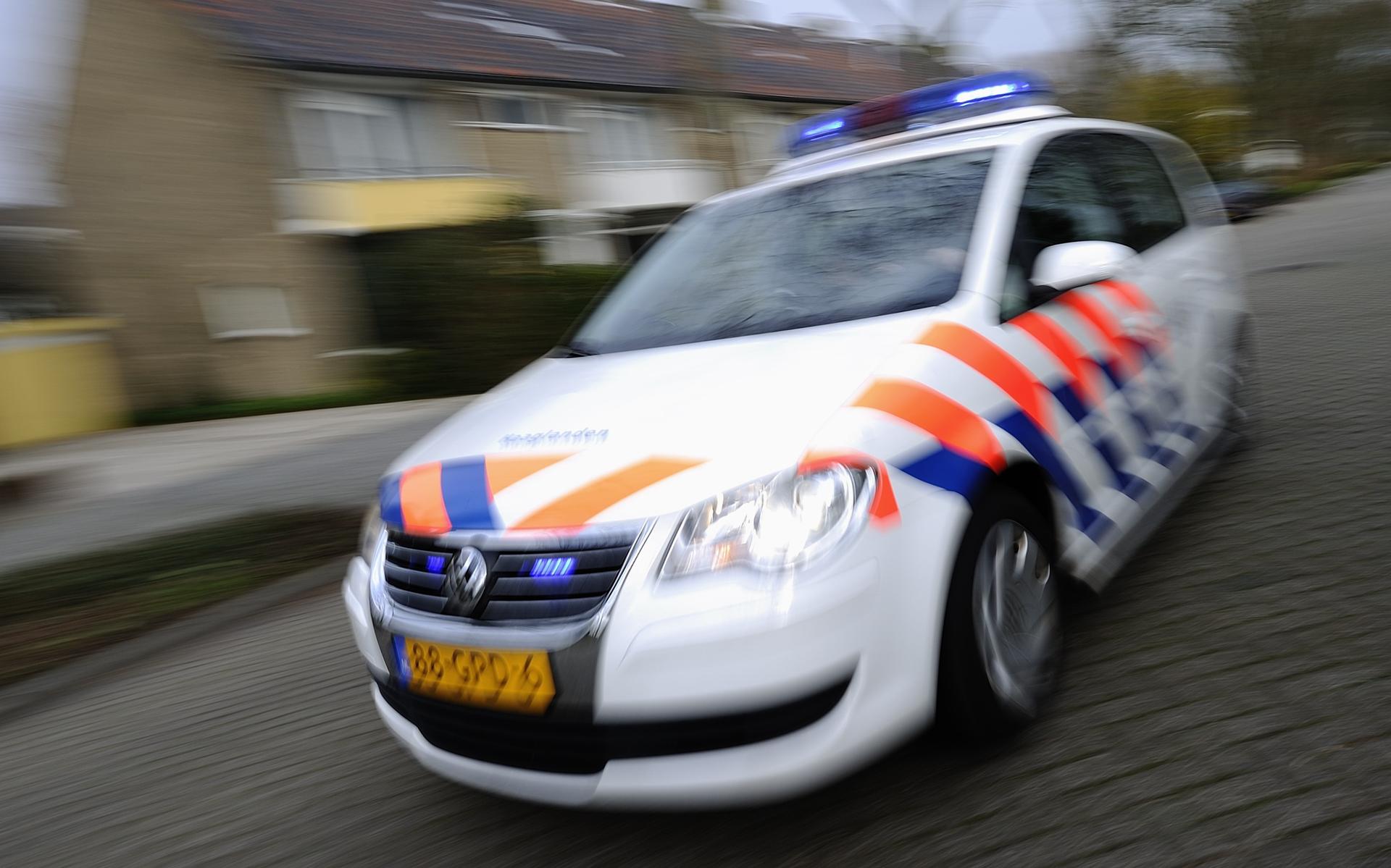 Bij een steekincident in Tzummarum zijn twee mensen gewond geraakt. De verdachte is nog op de vlucht