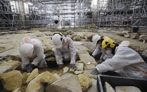 Archeologen aan het werk in de Notre-Dame.