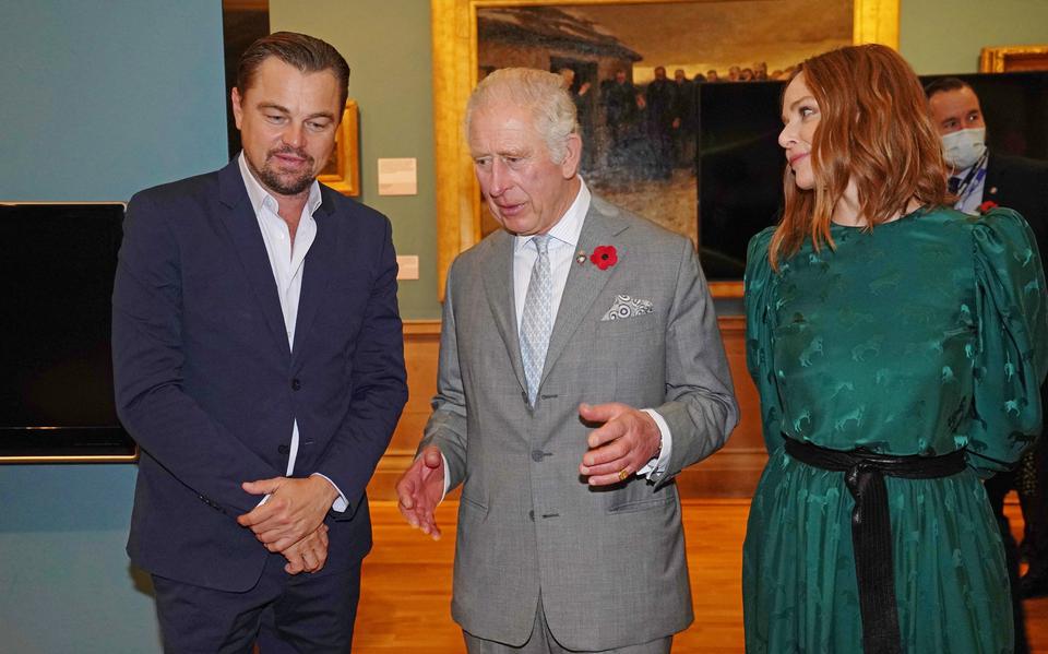 De Britse kroonprins Charles praat met acteur Leonardo DiCaprio en mode-ontwerpster Stella McCartney (dochter van musicus Paul McCartney) op de top in Glasgow. Alledrie staan zij bekend om hun inzet voor een beter klimaat. 
