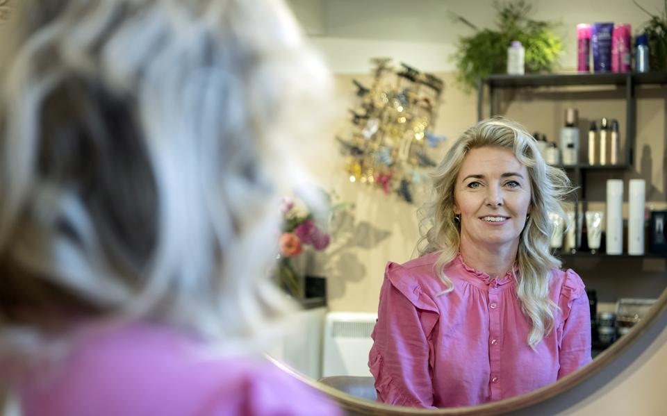 Nynke Dandan uit De Westereen heeft een kapsalon aan huis. Met haar klanten bespreekt ze ook geregeld het geloof. 