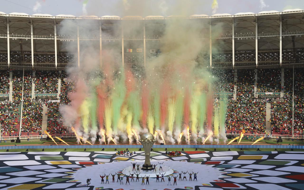 Openingsceremonie van de Afrika Cup, voorafgaand aan de wedstrijd tussen Kameroen en Burkina Faso.