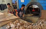 Bakkers aan het werk in een bakkerij in Sanaa, de hoofdstad van Jemen. 