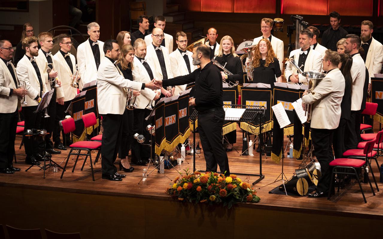 Dirigent Anne van den Berg geeft de eerste cornettist een hand vlak voor het optreden op de NBK.