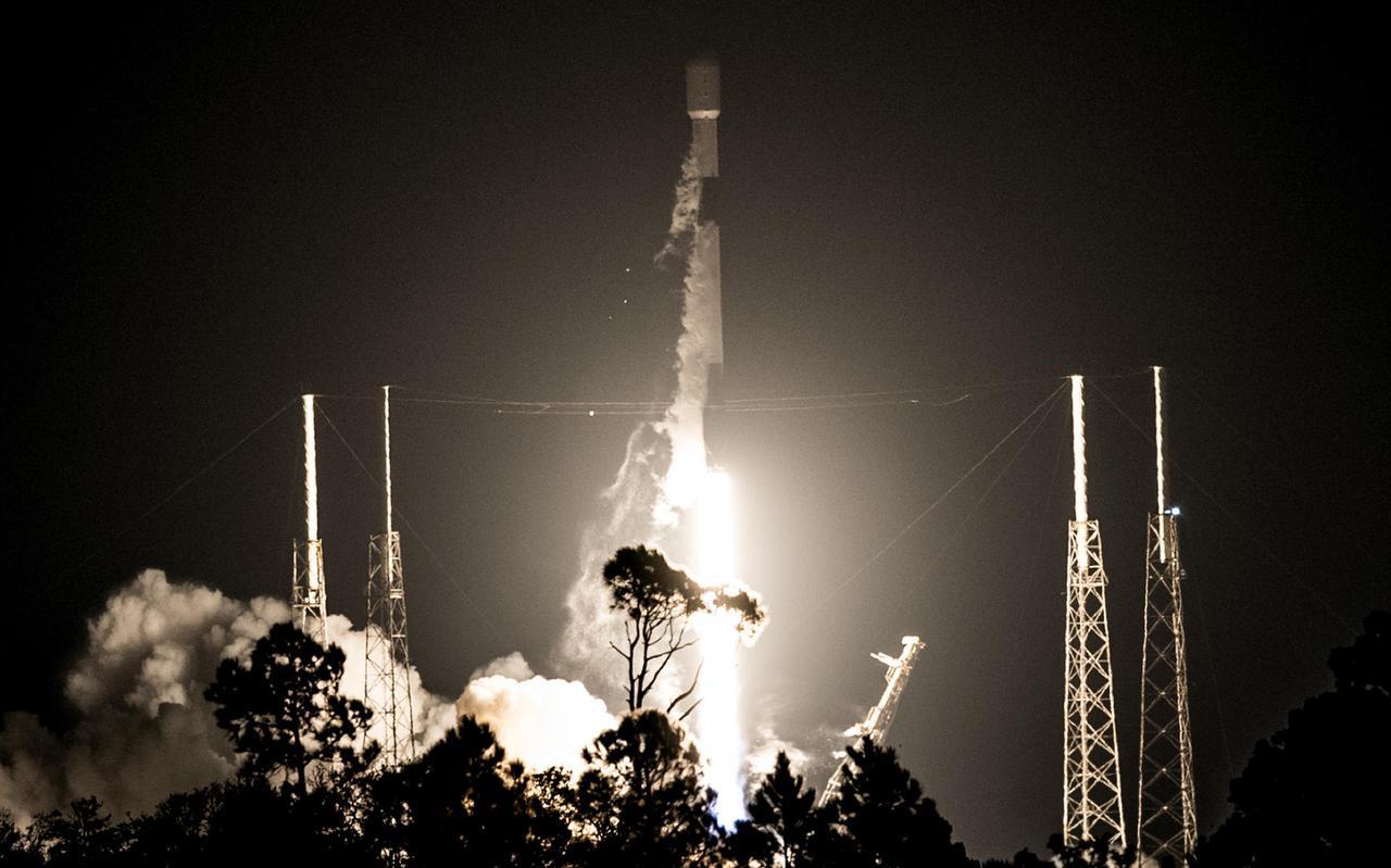 Een SpaceX Falcon 9 raket stijgt op van Cape Canaveral Space Force Station. De raket draagt 55 Starlink internet satellieten.