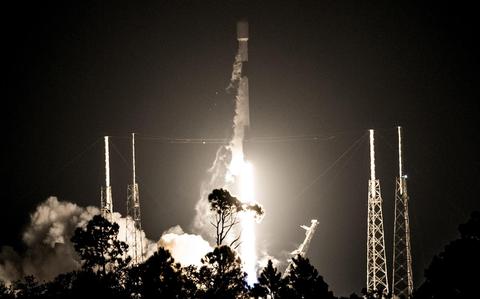 Een SpaceX Falcon 9 raket stijgt op van Cape Canaveral Space Force Station. De raket draagt 55 Starlink internet satellieten.