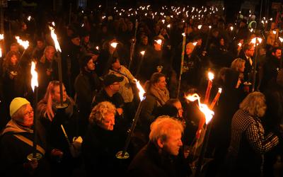 Al in 2014 werden er fakkeltochten georganiseerd in Groningen om te protesteren tegen de gaswinning. Zaterdagavond opnieuw. 