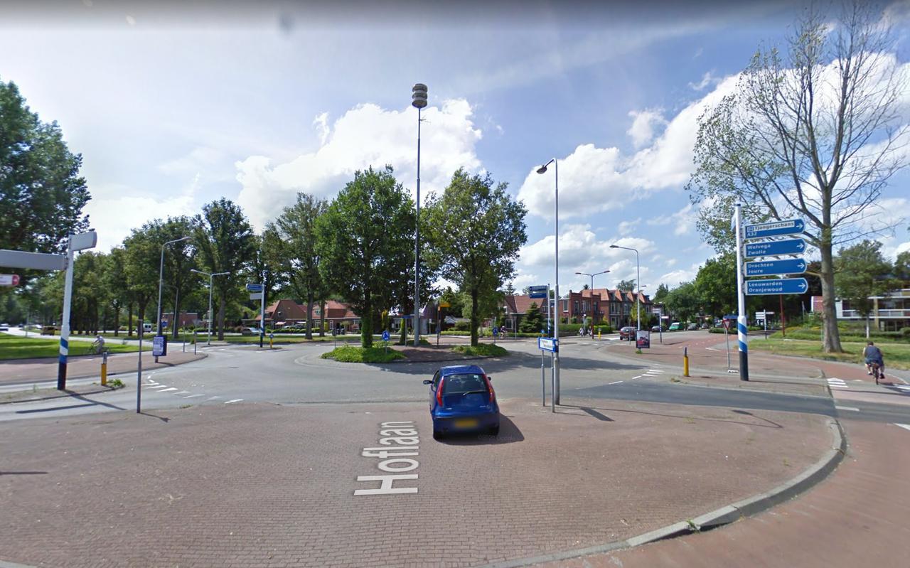 De rotonde op de kruising van de Burgemeester Falkenaweg - Rottumerweg/Oranje Nassaulaan.
