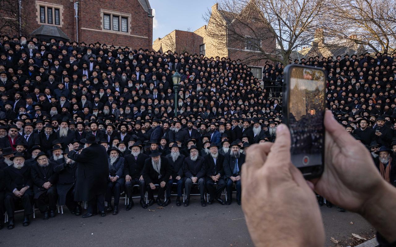 Duizenden afgevaardigden van de joodse stroming Chabad-Lubavitch komen deze dagen samen in New York. Duizenden afgevaardigden van de joodse stroming Chabad-Lubavitch komen deze dagen samen in New York.