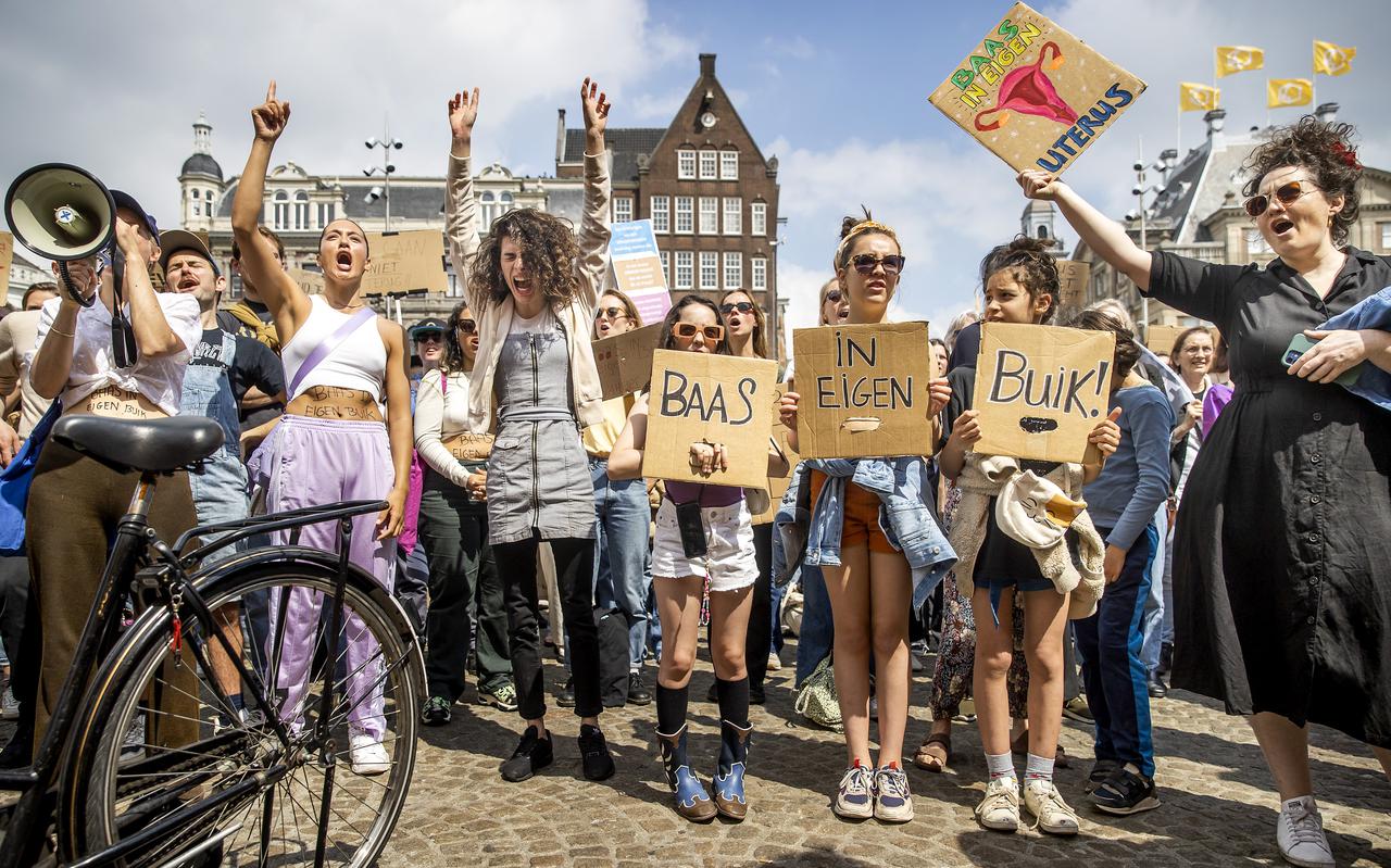 Resoneer Een evenement Gluren Honderden demonstranten op Dam in Amsterdam tegen mogelijk afschaffen van  de abortuswet in de VS - Friesch Dagblad