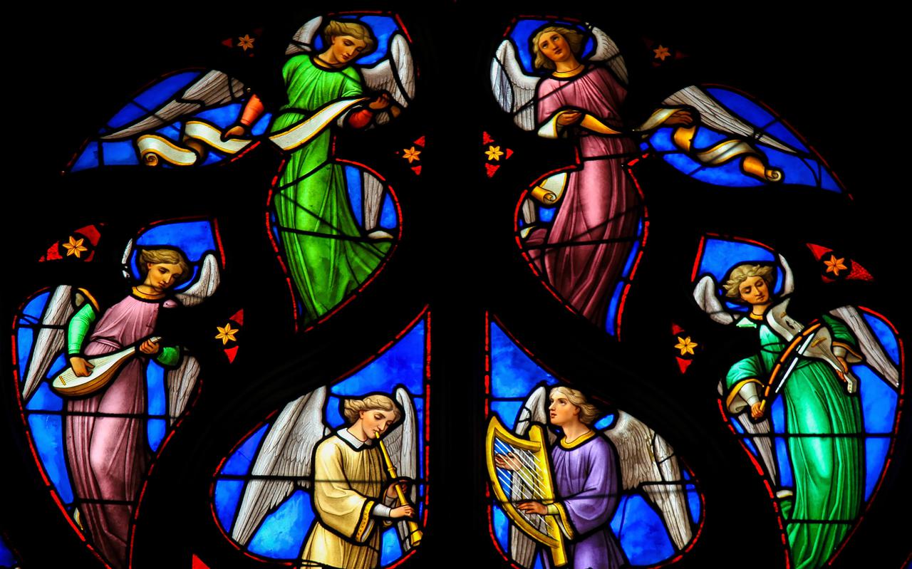 Glas-in-lood van zingende engelen, in de kathedraal van Brussel. 