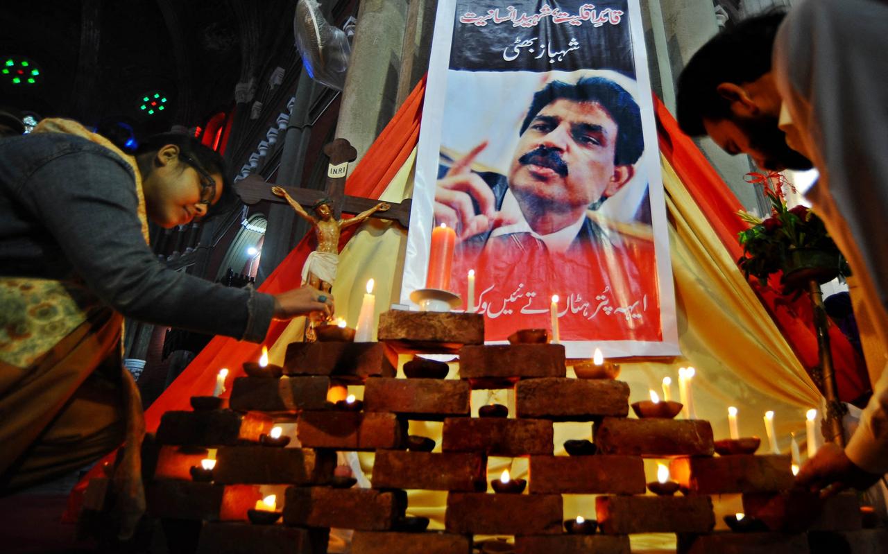 Pakistaanse christenen rouwden massaal na de moord op Shahbaz Bhatti in 2011. Pakistaanse christenen rouwden massaal na de moord op Shahbaz Bhatti in 2011.