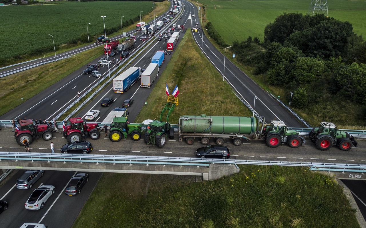 Boeren en burgers blokkeren snelweg de A37 bij Emmen tijdens een protestactie eind juni. Boeren en burgers blokkeren snelweg de A37 bij Emmen tijdens een protestactie eind juni.