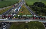 Boeren en burgers blokkeren snelweg de A37 bij Emmen tijdens een protestactie eind juni. 