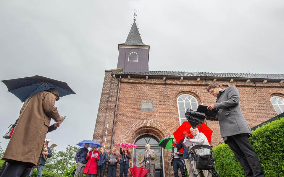 Juni 2020 in Wijnjewoude: samenzang buiten de kerk omdat het binnen niet mocht. 