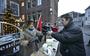 Jaleesa Schiphorst deelt op straat naast eten ook handschoenen, mutsen en sjaals uit. 