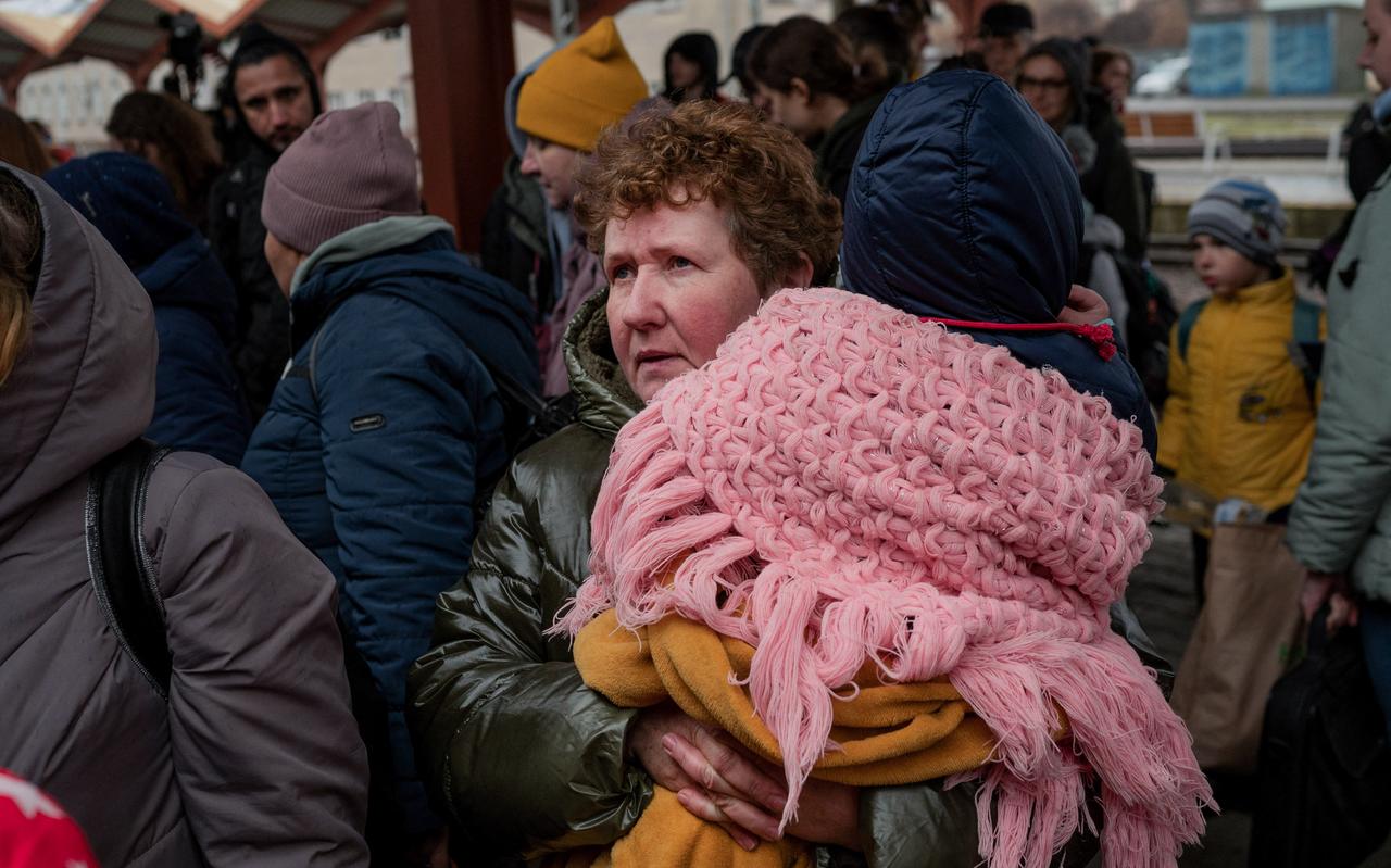 Een Oekraïense vrouw met kind op een treinstation in Przemysl, bij de Pools-Oekraïense grens, op de vlucht voor het oorlogsgeweld. De levens van miljoenen mensen liggen overhoop omdat ze worden gedwongen hun huizen te ontvluchten of zich te verbergen in kelders en schuilkelders, terwijl hun steden worden geteisterd en vernietigd. Een Oekraïense vrouw met kind op een treinstation in Przemysl, bij de Pools-Oekraïense grens, op de vlucht voor het oorlogsgeweld. De levens van miljoenen mensen liggen overhoop omdat ze worden gedwongen hun huizen te ontvluchten of zich te verbergen in kelders en schuilkelders, terwijl hun steden worden geteisterd en vernietigd.