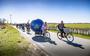 Activist Dirk Kuiken met op een karretje achter zijn fiets de wereldbol. 