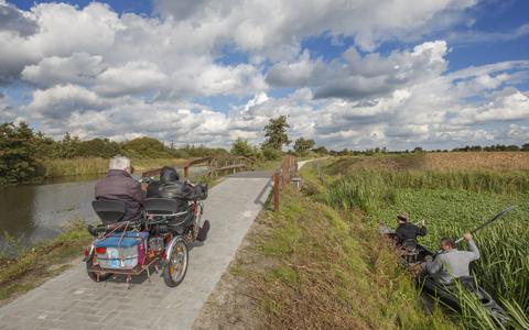 Ook met een duo-fiets is het vernieuwde en verbrede fietspad langs De Lende makkelijk af te leggen. 