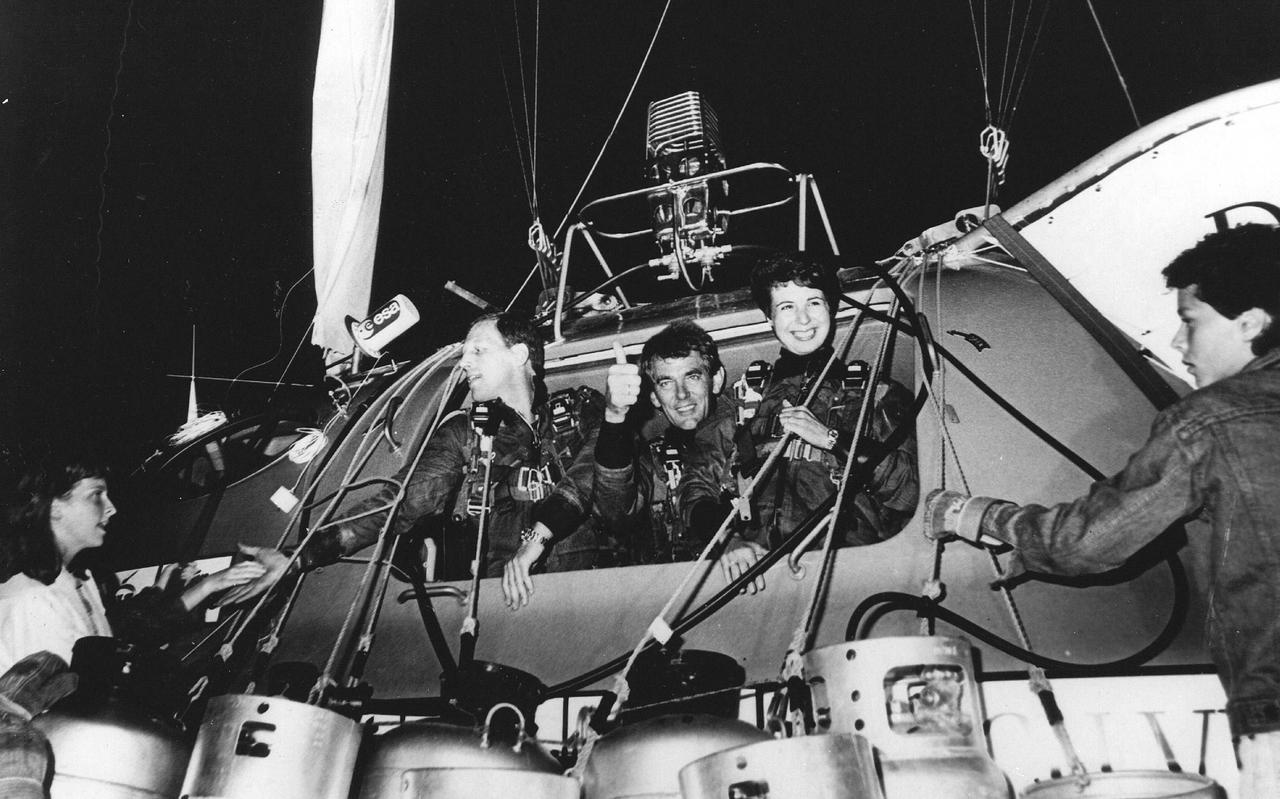 De drie bemanningsleden van de Dutch Viking, vlak voor het opstijgen in Canada. Vanaf links: Willem Hageman, Henk Brink en Evelien Brink. 