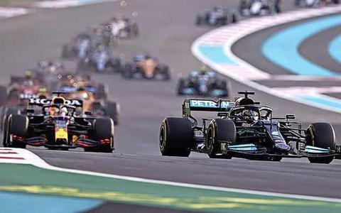 Lewis Hamilton snelde direct na de start voorbij aan Max Verstappen.