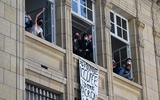 Honderden studenten van de universiteit van de Sorbonne in Parijs protesteerden vorige week tegen de in hun ogen slechte keuze die in de presidentsverkiezingen wordt voorgelegd. De voormalige bankier Macron is een globalist en economisch liberaal. Le Pen is een overwegend anti-Europese conservatieve nationalist. Betogers noemen Macron een geradicaliseerde neo-liberaal en Le Pen een fascist. 
