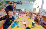 De kleuters van cbs De Arke in Lemmer maakten in november 2020 een ontbijt op school. School is een omgeving voor kinderen om andere dingen te leren eten.