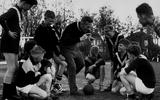 Begin jaren zestig. Jeugdtrainer Gerrit van Stralen onderwijst de jongens van 3B. Van Stralen was de eerste jeugdtrainer en het grote voorbeeld van oud-Heerenveentrainer Foppe de Haan. 