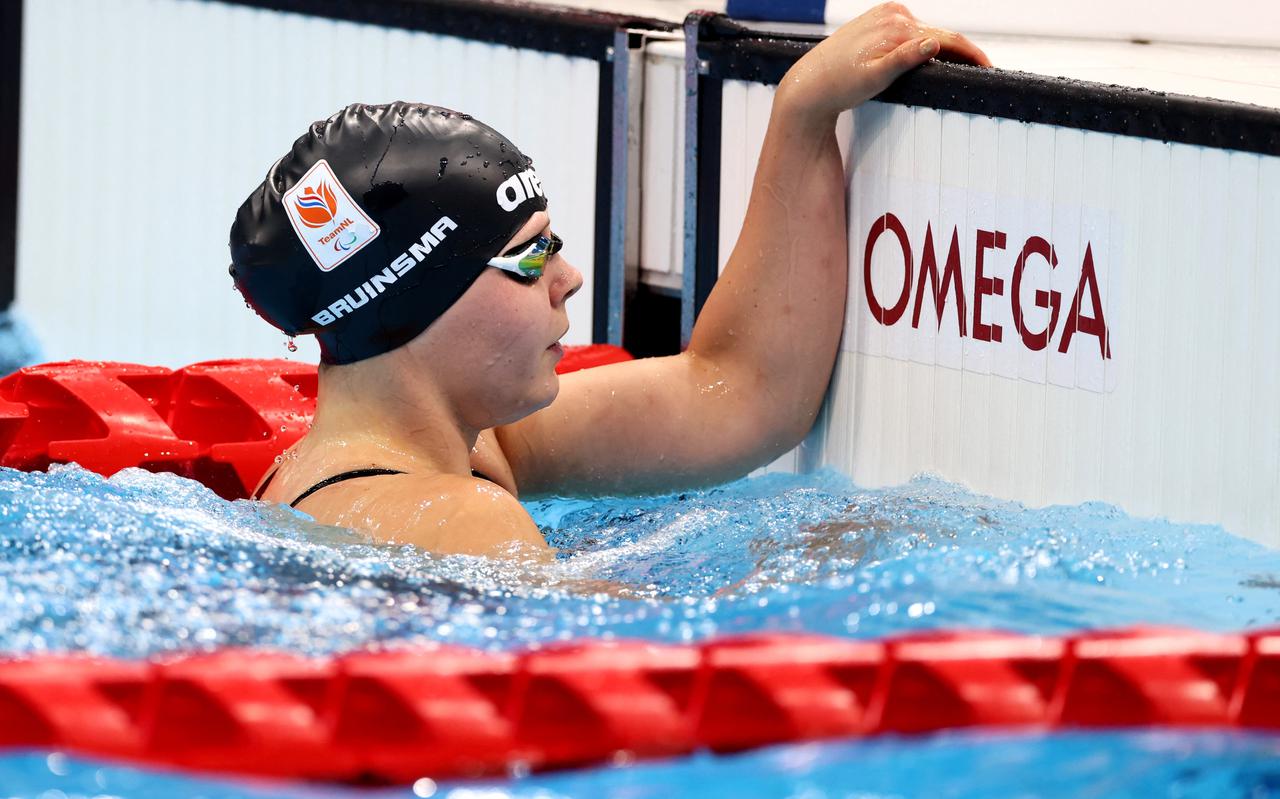 Liesette Bruinsma weet na de finale van de 50 meter vrijeslag niet precies waar ze aan toe is, nadat ze tijdens de race was gehinderd door een Chinese zwemster. 