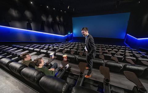 Volgens theatermanager Jan Paul Beverwijk (staand) zijn bezoekers veelal lovend over de nieuwe Pathé-bioscoop in Leeuwarden. 