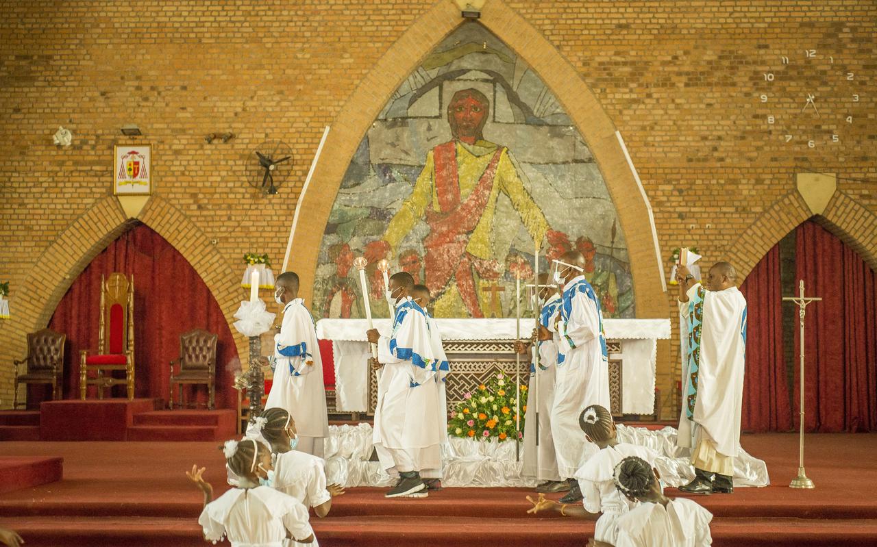 Katholieke eredienst in kathedraal Notre Dame du Congo in Kinshasa.