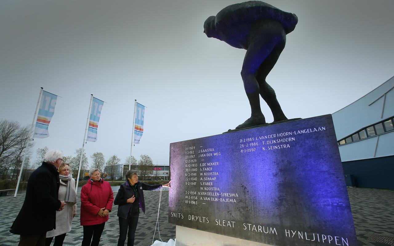 Lenie van der Hoorn. Tineke Dijkshoorn, Klasina Seinstra en Wiebe Wieling (vanaf rechts) bij de onthullling van de namen van de vrouwelijke winnaars van de Elfstedentocht op de sokkel van de Elfstedenrijder. Lenie van der Hoorn. Tineke Dijkshoorn, Klasina Seinstra en Wiebe Wieling (vanaf rechts) bij de onthullling van de namen van de vrouwelijke winnaars van de Elfstedentocht op de sokkel van de Elfstedenrijder.