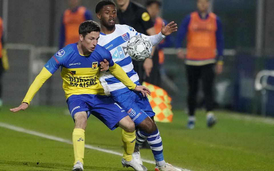 Nick Doodeman (l) in het shirt van SC Cambuur tijdens het competitieduel met PEC Zwolle, eind vorig jaar.