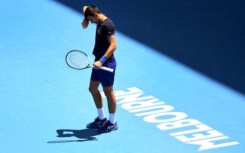 Novak Djokovic tijdens een training voor de Australian Open op het toernooiterrein in Melbourne. 