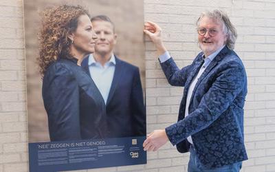 Wethouder Roel de Jong (hier bij de reizende tentoonstelling WIJ doorbreken de cirkel van geweld) keert niet meer terug als bestuurder in De Fryske Marren.