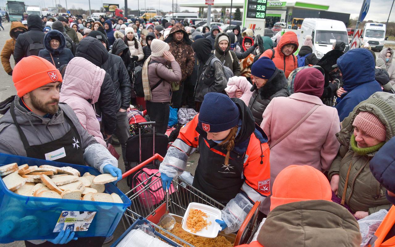 Een beeld van dinsdag 8 maart: vrijwilligers delen voedsel uit aan Oekraïense vluchtelingen bij de grensovergang Krakowiec-Korczowa. Polen heeft al meer dan een miljoen vluchtelingen uit Oekraïne opgenomen.