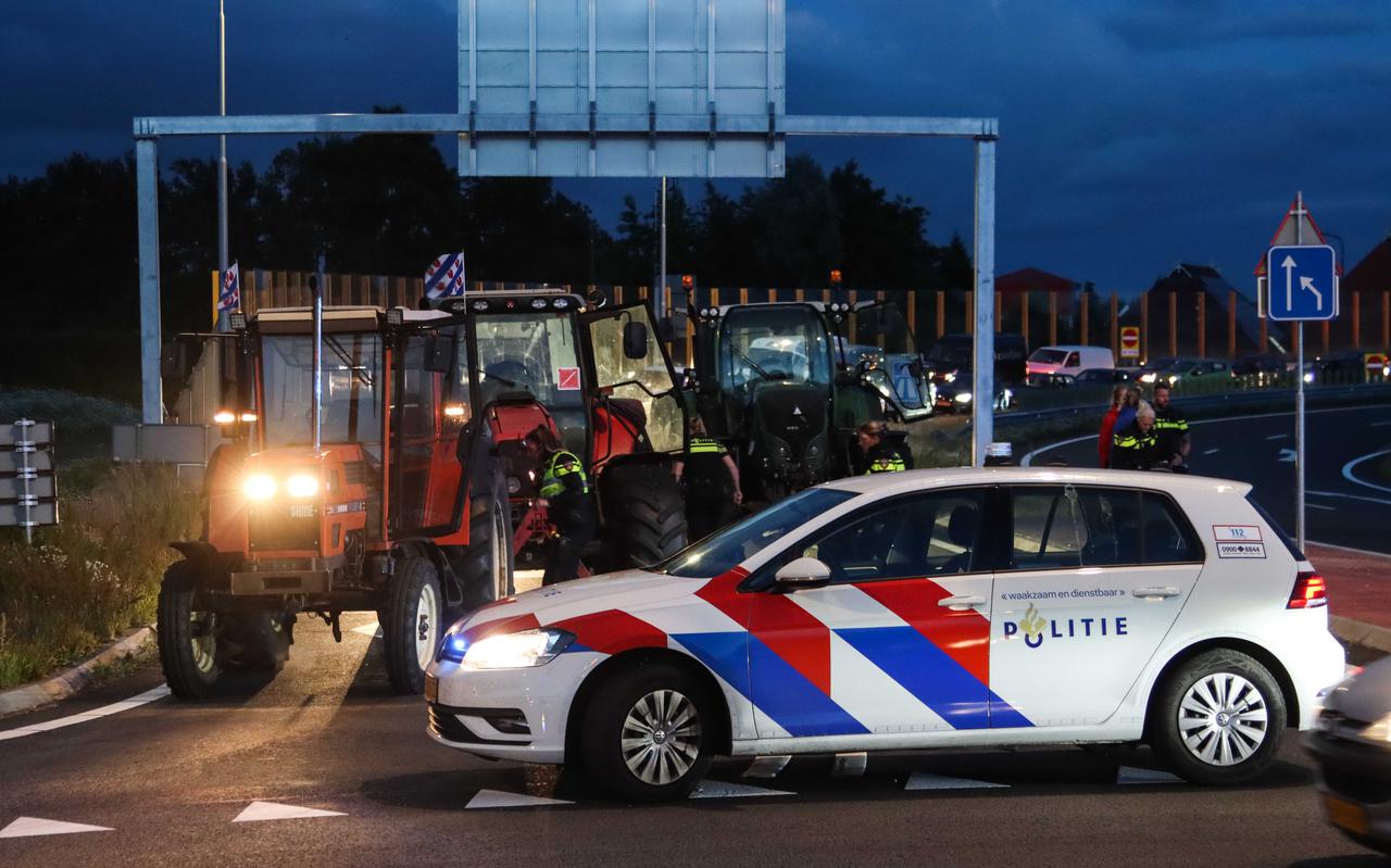 De politie heeft gericht geschoten bij een boerenprotest bij Heerenveen. Demonstranten probeerden volgens de politie in te rijden op agenten en dienstauto's. 