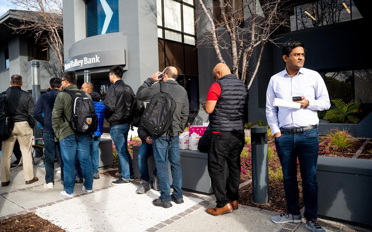 Klanten van Silicon Valley Bank staan in de rij om hun geld op te nemen na het faillissement van de bank. 