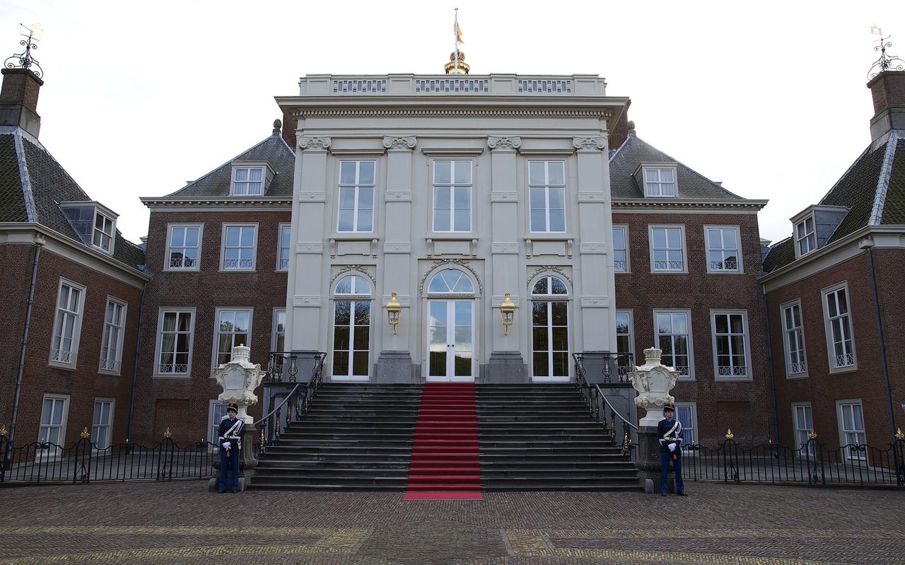 Een leeg bordes van Paleis Huis ten Bosch. Vandaag zal de nieuwe ministersploeg zich hier presenteren. 
