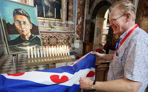 Patrick Janssen uit Bolsward legt de Friese vlag bij een foto van Titus Brandsma in een kapel in de Santa Maria in Transpontina. Dit is de kerk in Rome van de orde van de Karmelieten, waar Brandsma aan verbonden was.