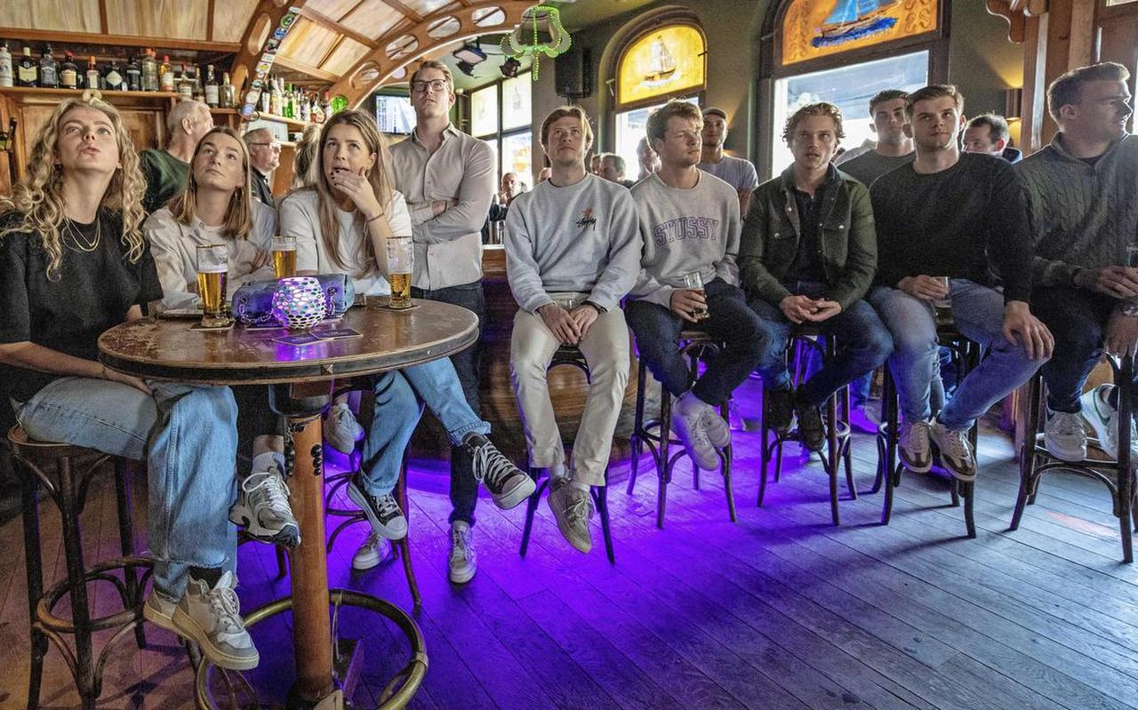 Vrienden en familie van Nyck de Vries kijken in de plaatselijke kroeg naar de GP van Bahrein waar ’hun’ held aan de start verschijnt. Vrienden en familie van Nyck de Vries kijken in de plaatselijke kroeg naar de GP van Bahrein waar ’hun’ held aan de start verschijnt.