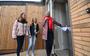 Annie de Wit-Bakker (80) opent de deur van haar nieuwe woning in de Boswijk, samen met kleindochters Rixt en Jente (beiden 12).