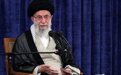 Khamenei heeft elke pretentie laten varen dat de Islamitische Republiek nog legitimiteit bij de bevolking geniet. In toenemende mate vertrouwt hij op repressie om sociale, politieke en economische onvrede te bestrijden. 