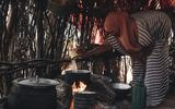 De Keniaanse Asli Duqow maakt thee voor haar kinderen. 
