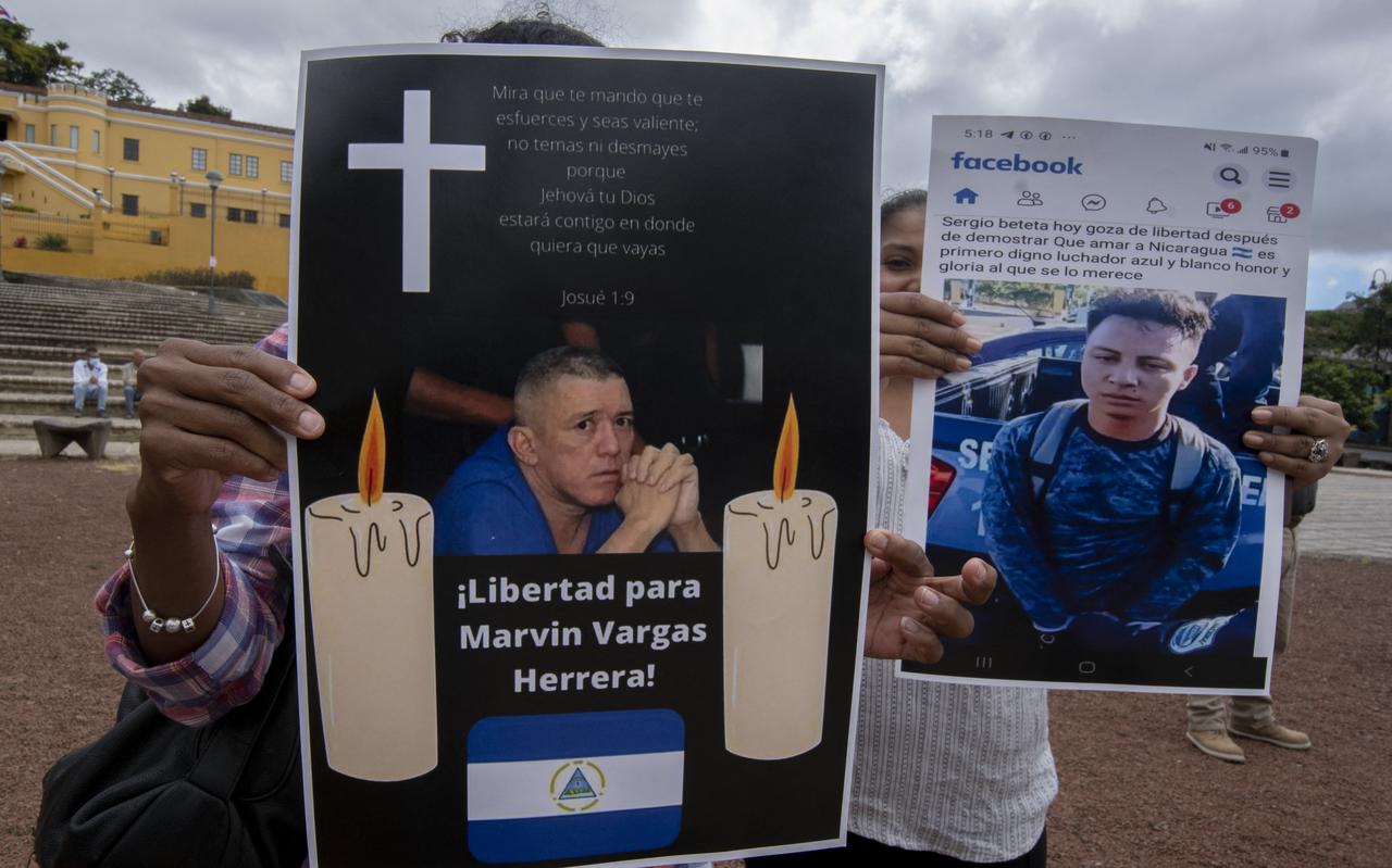Nicaraguaanse mensen die naar Costa Rica zijn gevlucht, demonstreren voor de vrijlating van bisschop Rolando Alvarez.