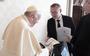 Emmanuel van Lierde overhandigt paus Franciscus een Tertio. 