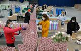Medewerkers van Unilever pakten vorig jaar kerstpakketten in voor de voedselbank. 