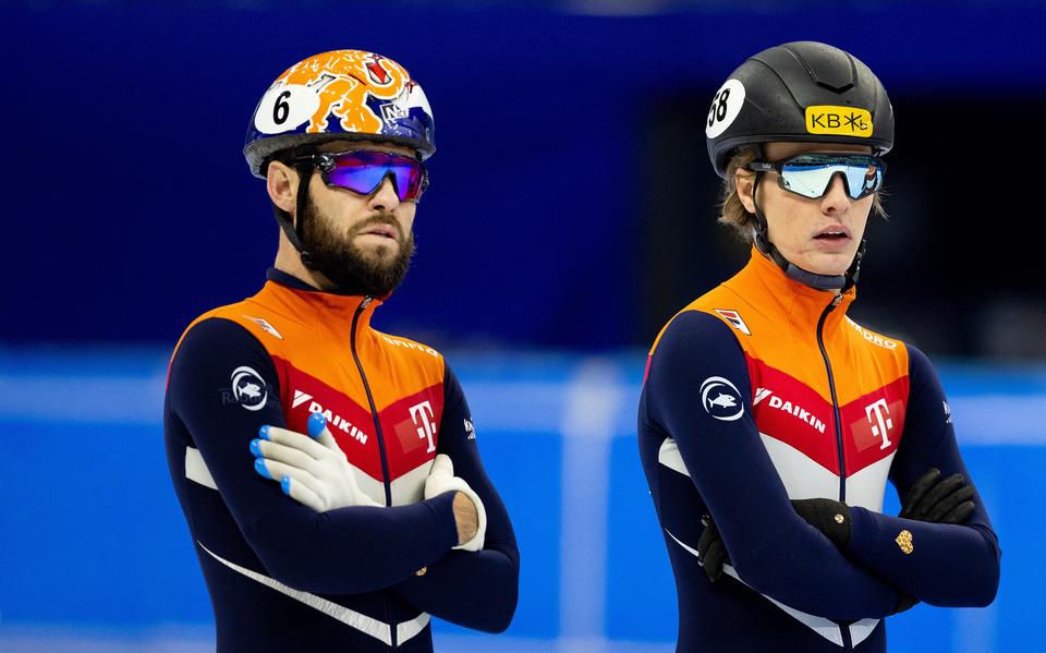 Jens van 't Wout (rechts) vermaakt zich uitstekend in Seoul, waar vrijdag de WK shorttrack van start gaan. „Dit land ademt shorttrack.” Links Sjinkie Knegt. 