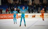 Jorrit Bergsma wint de derde wedstrijd in Thialf van marathoncup met veel vertoon van macht, voor ploeggenoot Sjoerd den Hertog (l). 