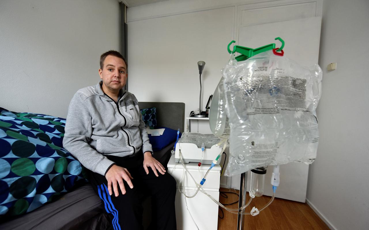 Nierpatiënt Rene Bauritius met zijn dialyse-apparaat.