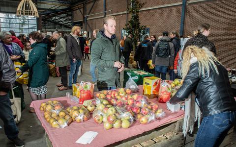 De markt werd druk bezocht. Honderden uit de wijde omgeving tot voorbij Leeuwarden kwamen voor de streekproducten. 